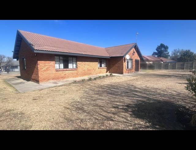 3 BEDROOM HOUSE FOR SALE IN KOSMOSPARK